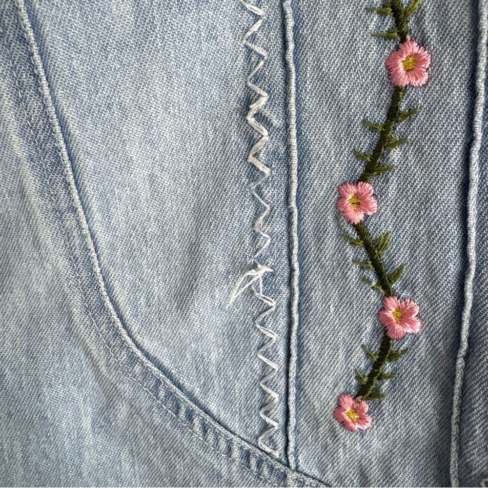 Vintage Capacity Denim Embroidered Short Sleeve Button Up Top - Size Medium - Picture 9 of 9